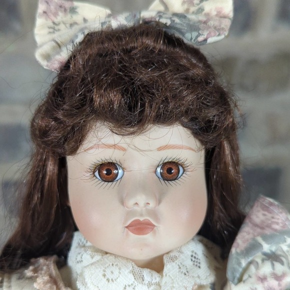 Elizabeth Gray Vintage Porcelain Doll Brunette 16" Floral Dress Parasol Basket - Picture 8 of 16